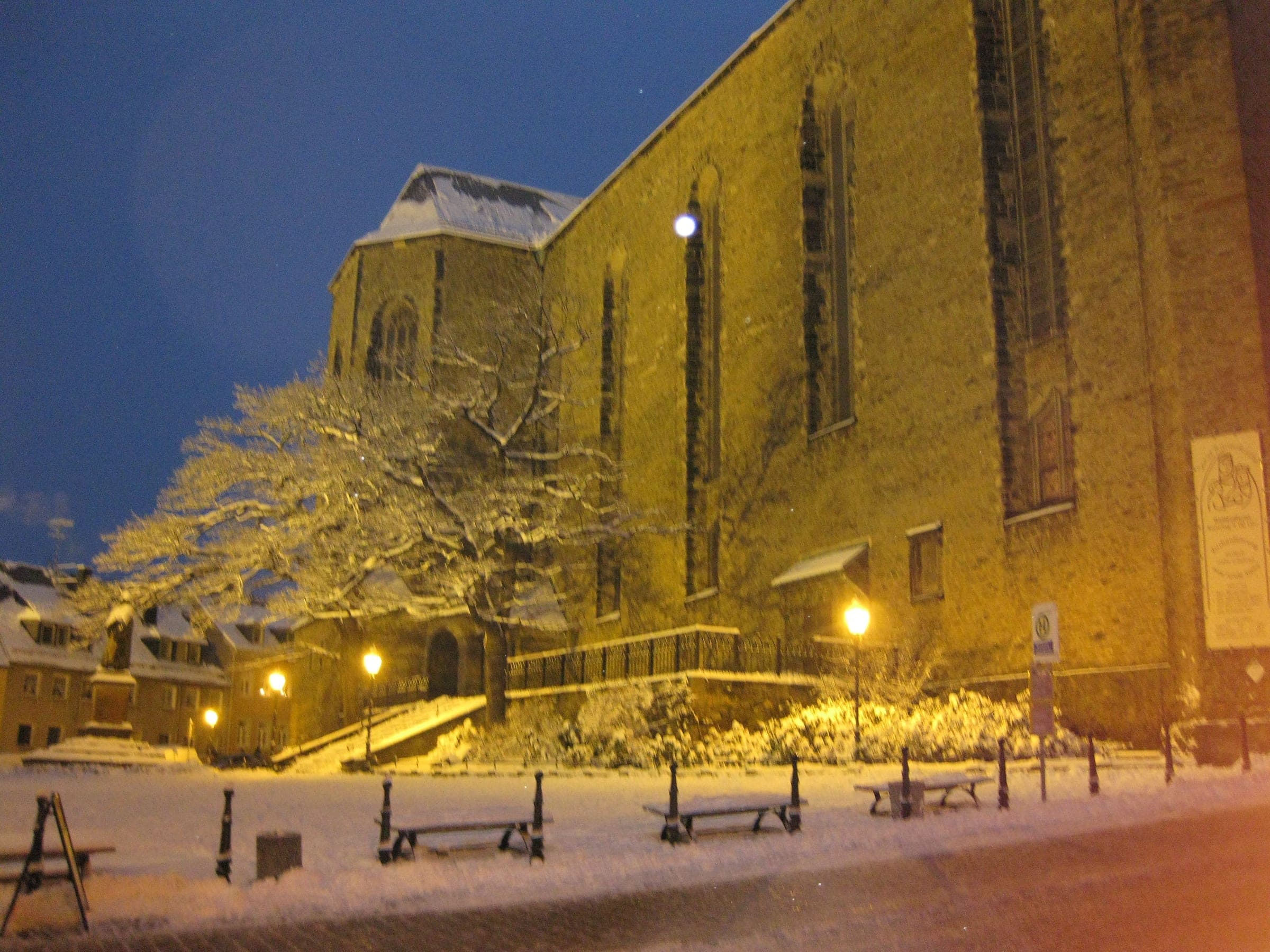 Lamps light the snowy steps beside the St. Annenkirche in Annaberg-Buchholz on an Advent evening.